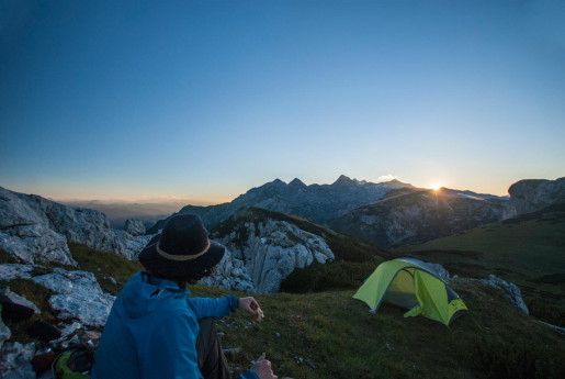zeltplatz bei sonnenuntergang über dem dachstein