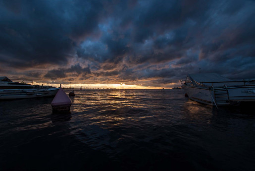 sonnenuntergang über dem hafen von triest
