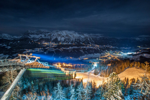nächtlicher blick von der hochwurzen auf schladming und ramsau