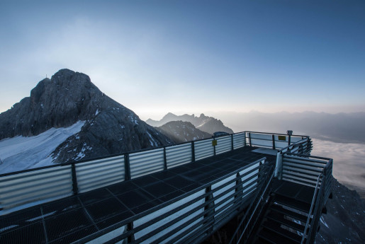 der skywalk am dachsteingletscher im morgenlicht